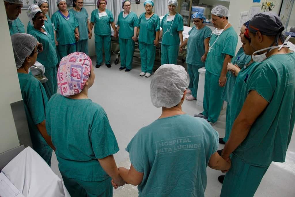 Profissionais do Hospital Santa Lucinda encontram, na oração, forças para enfrentar a rotina do Centro Cirúrgico